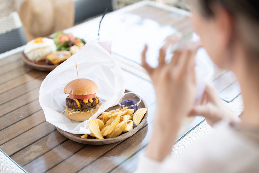 シギラビーチ内のフードコートの食事