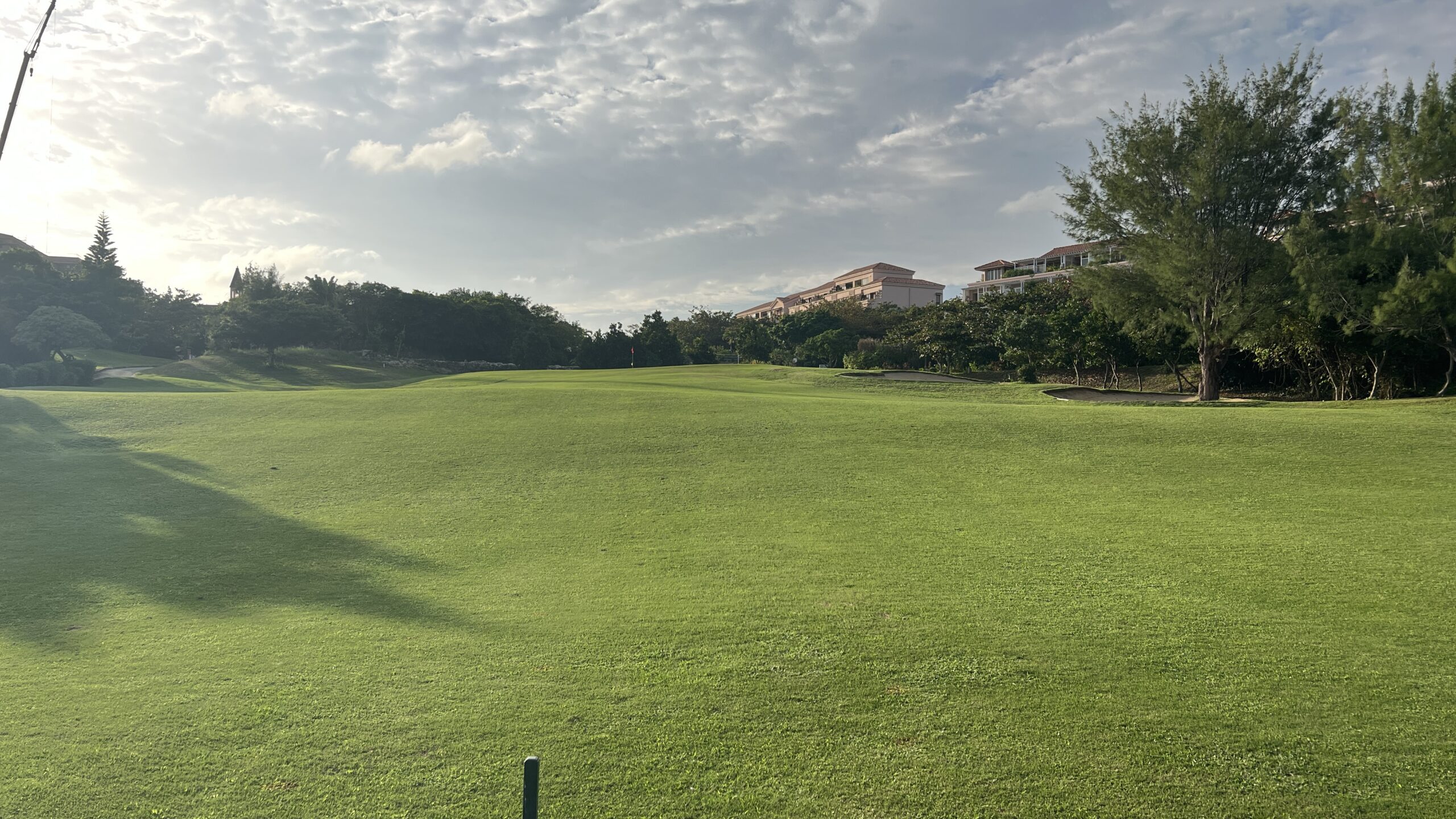 シギラベイカントリークラブ_2番ホール（Par4） 打ち下ろしのコース