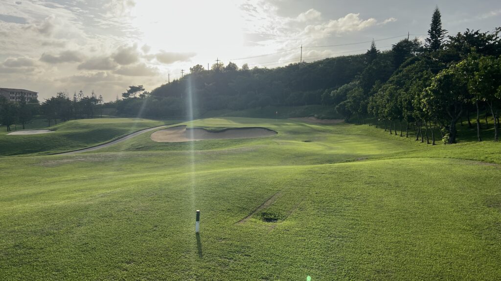 シギラベイカントリークラブ_2番ホール（Par4） 打ち下ろしのコース