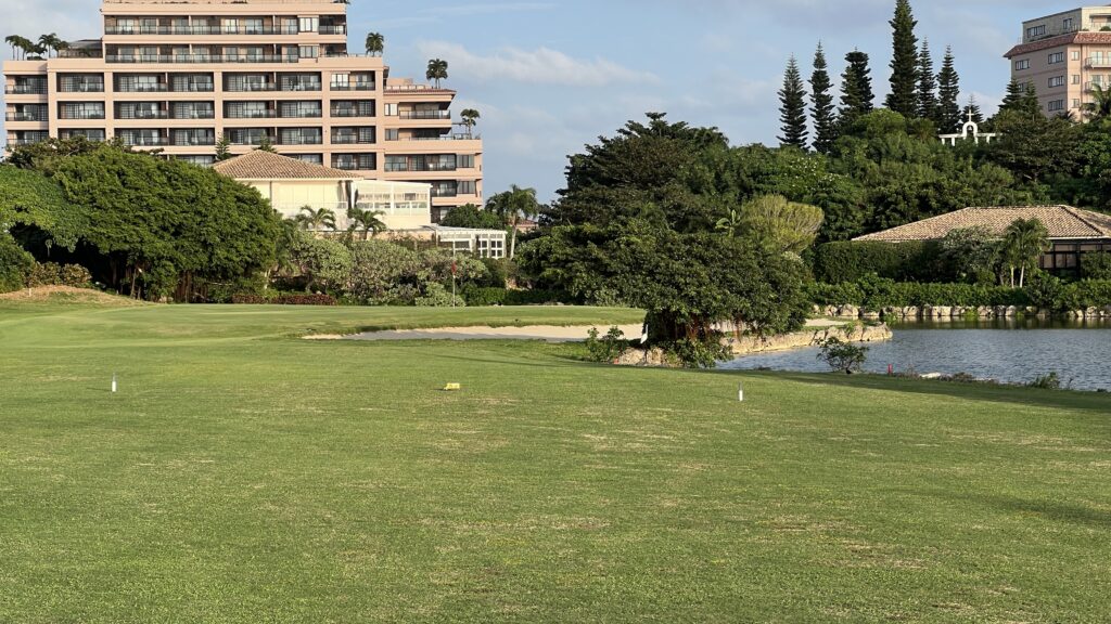 シギラベイカントリークラブ_6番ホール（Par4） 打ち下ろしで右側OB