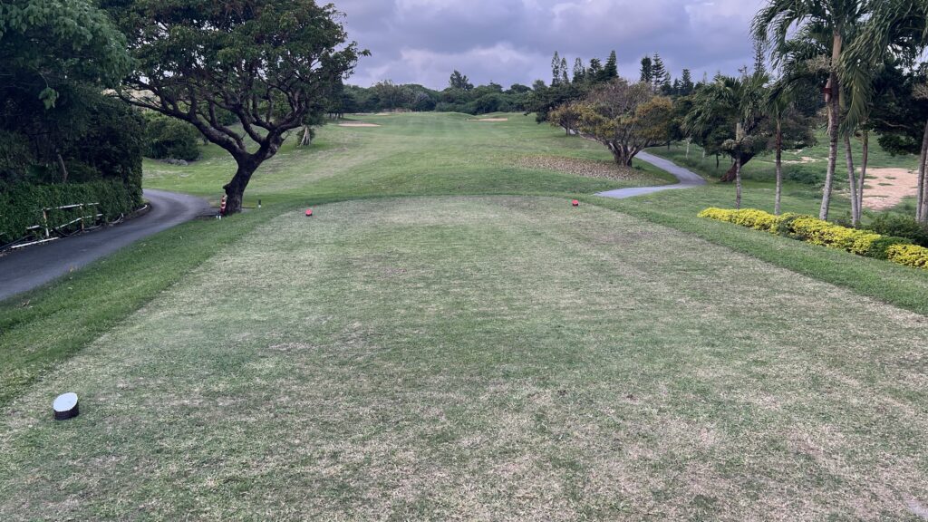 シギラベイカントリークラブ_9番ホール（Par4） 名物の打ち下ろしホール