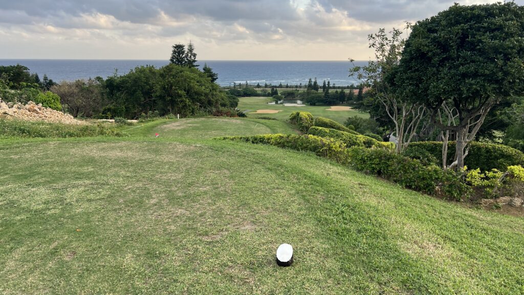 シギラベイカントリークラブ_9番ホール（Par4） 名物の打ち下ろしホール