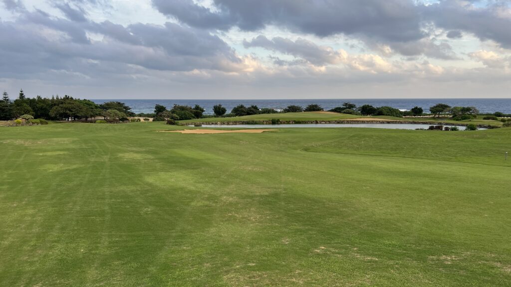 シギラベイカントリークラブ_12番ホール（Par4・池越え） 名物ホール