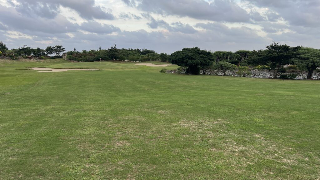 シギラベイカントリークラブ_15番ホール（Par4） なだらかな打ち下ろし