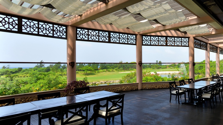 クラブハウスレストランのテラス席