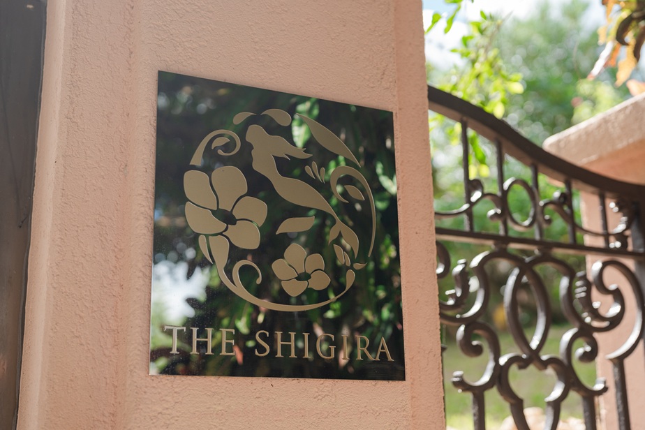 THE SHIGIRAベイフロント入口の門