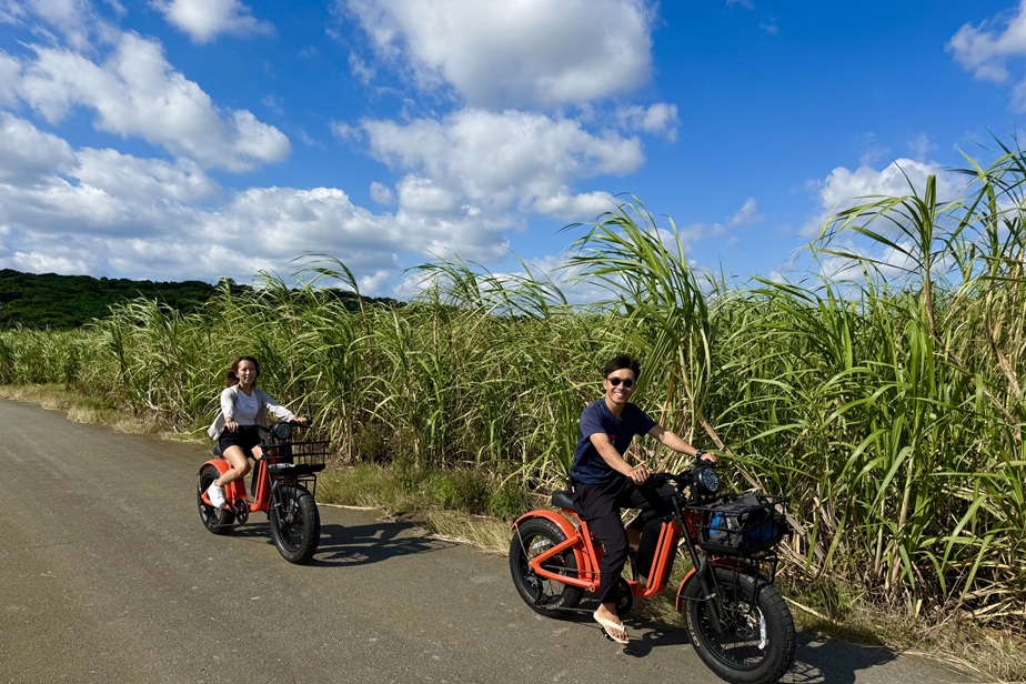 宮古島のさとうきび畑を走る電動サイクル